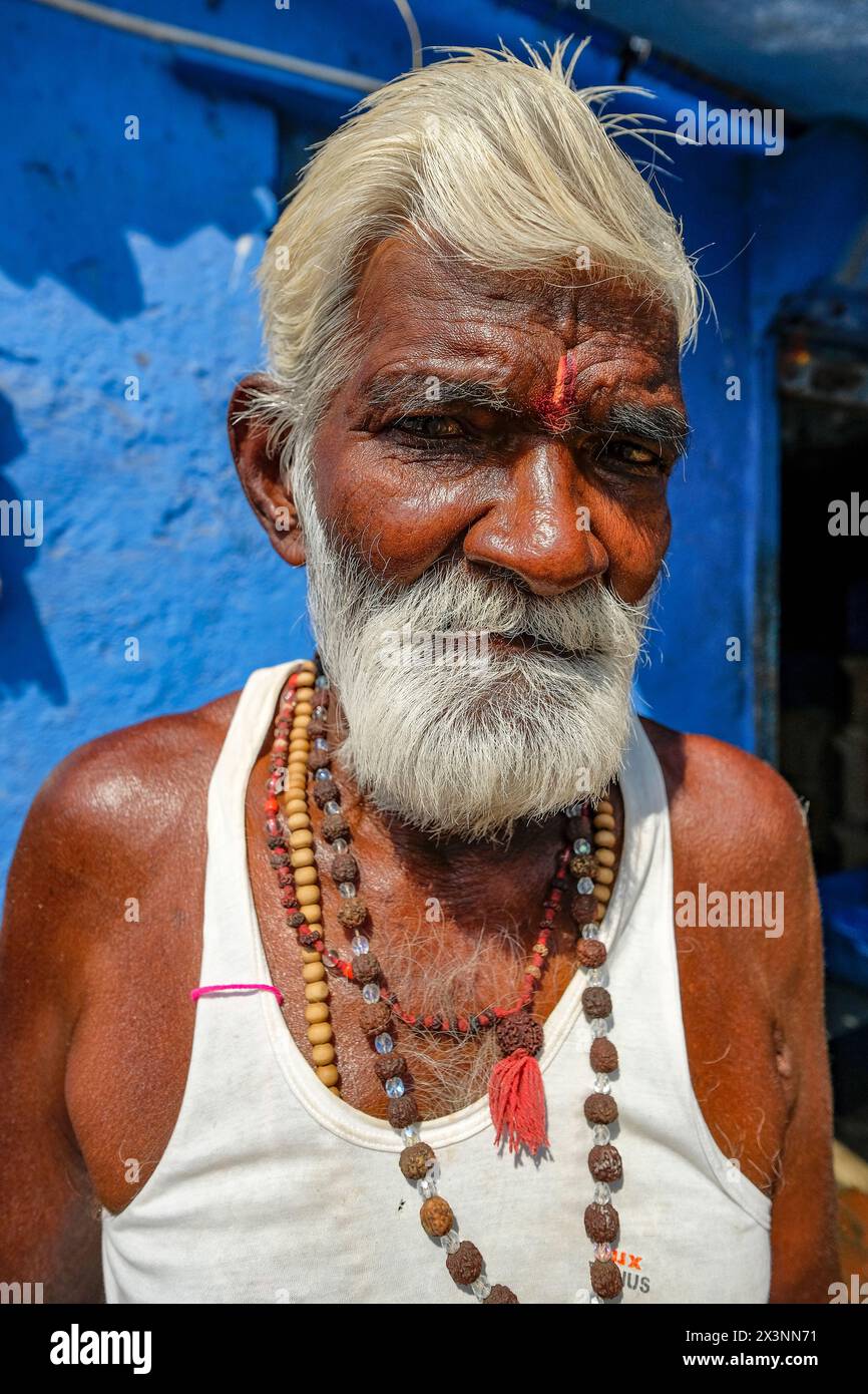 Mumbai, Inde - 8 mars 2024 : Portrait d'un pêcheur au quai de Sassoon dans le district de Colaba à Mumbai, Inde. Banque D'Images