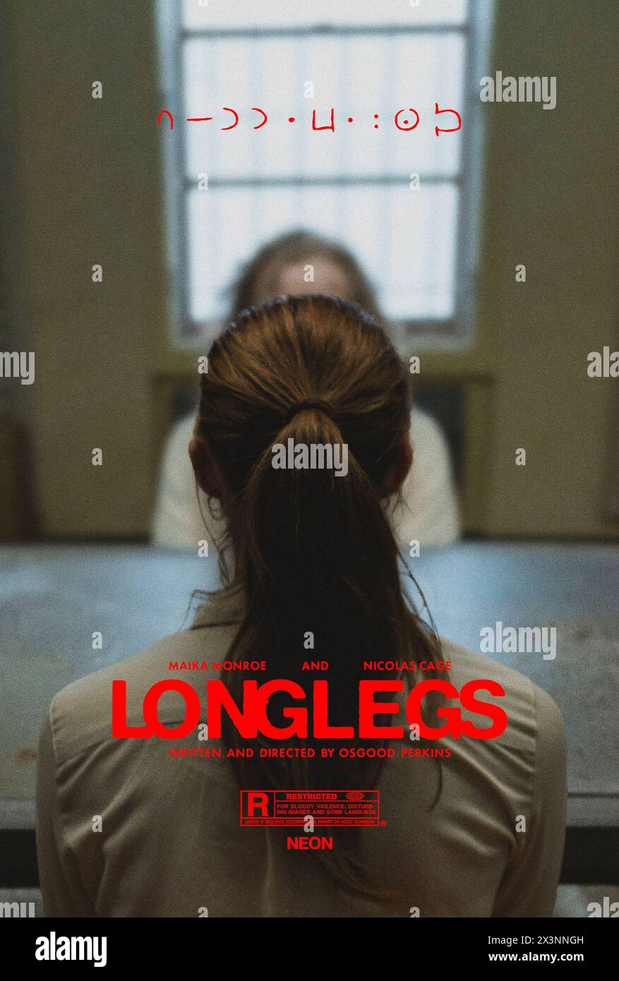 Longlegs (2024) réalisé par Oz Perkins avec Nicolas cage, Alicia Witt et Maika Monroe. L'agent Lee Harker du FBI est affecté à une affaire de tueur en série non résolue qui prend des tournages inattendus, révélant des preuves de l'occultisme. Harker découvre un lien personnel avec le tueur et doit l'arrêter avant qu'il ne frappe à nouveau. Affiche US Advance ***USAGE ÉDITORIAL SEULEMENT***. Crédit : BFA / Neon Banque D'Images