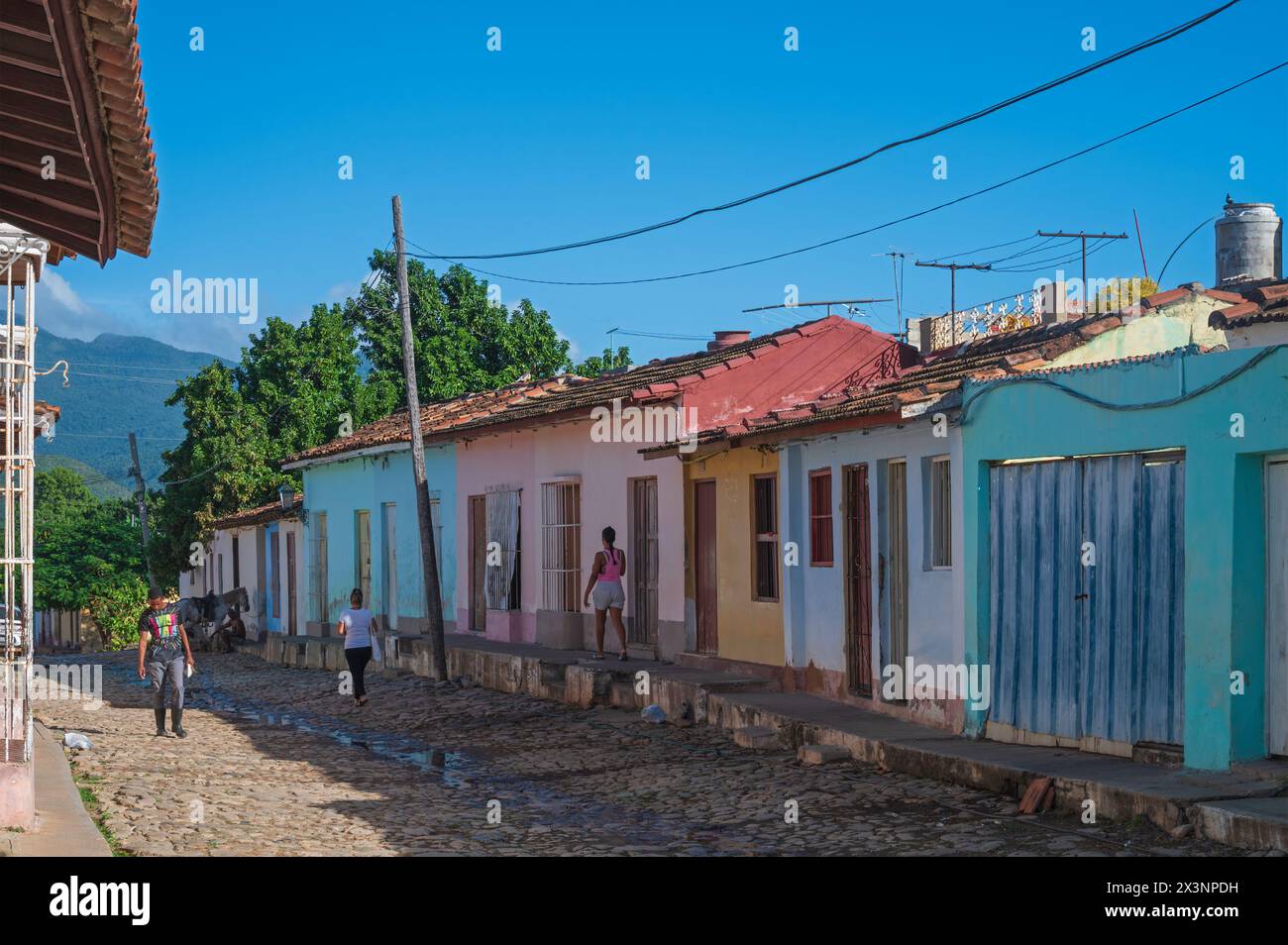 Une vue le long de l'une des ruelles de la vieille ville de Trinidad, Cuba, montrant les rues pavées traditionnelles et les maisons aux couleurs pastel. Banque D'Images
