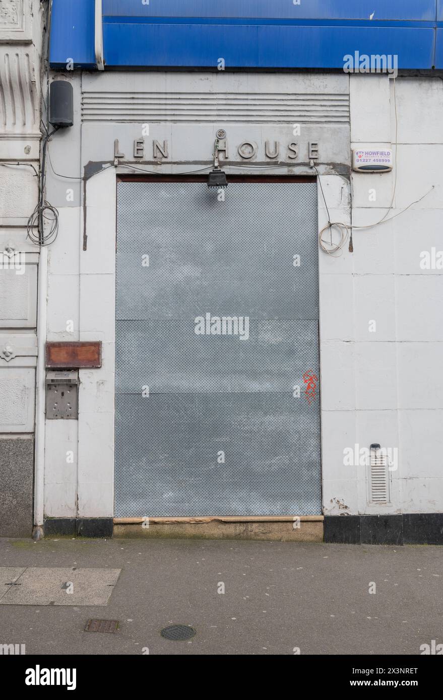 Len House, le showroom de voitures art déco Rootes des années 1930 et l'usine à Maidstone, Kent, après la fermeture en tant que concessionnaire automobile et avant le début du réaménagement en 2020 Banque D'Images