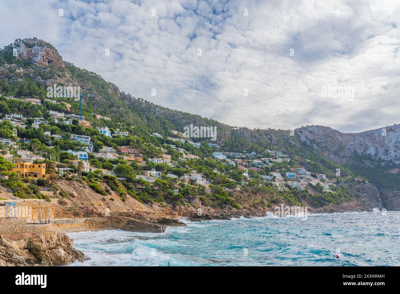 Port Andratx paysage sur la côte avec des maisons sur l'île de Majorque en Espagne Banque D'Images