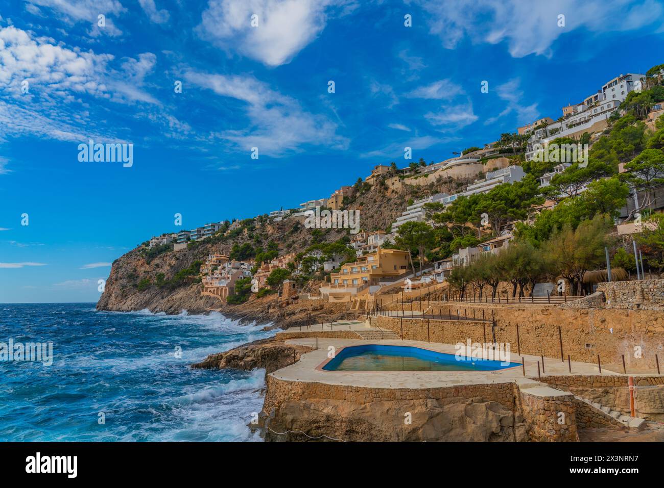 Port Andratx paysage sur la côte avec des maisons sur l'île de Majorque en Espagne Banque D'Images