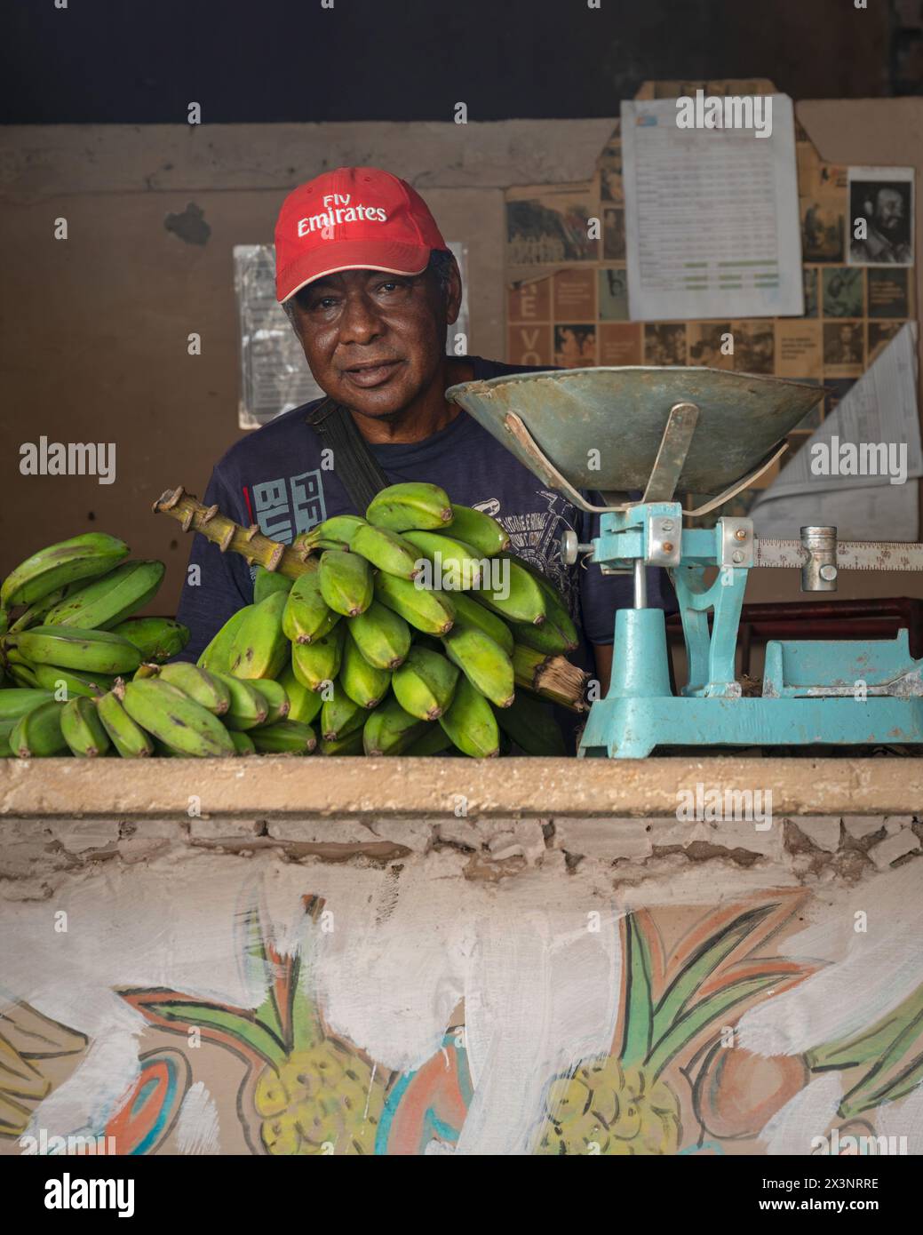 Un homme vendant des plantains et d'autres fruits frais dans son jardin dans les ruelles de Trinidad, Cuba. Banque D'Images