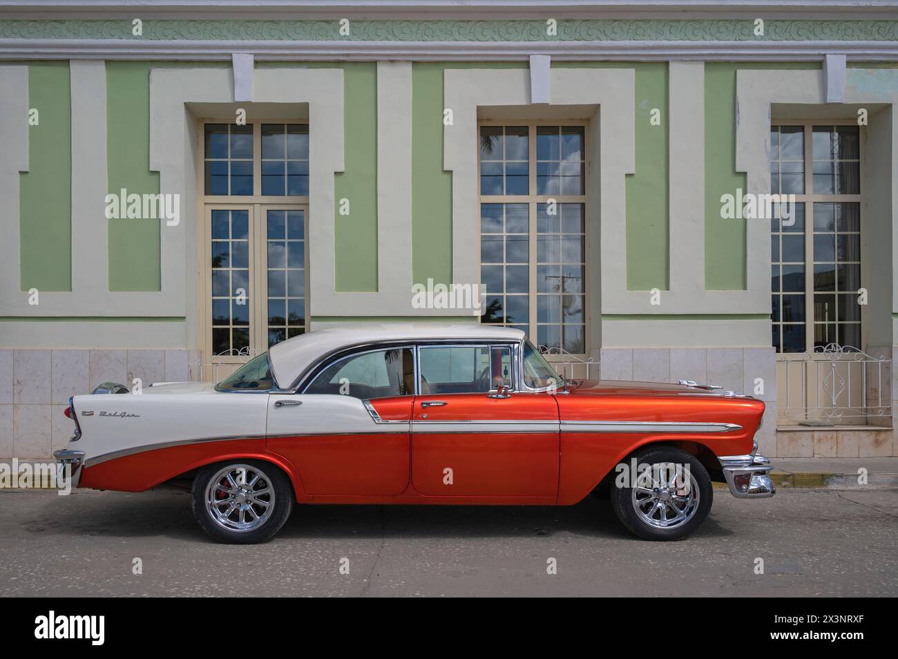 Restauré, vintage voiture américaine classique dans les rues de Trinidad, Cuba. Banque D'Images