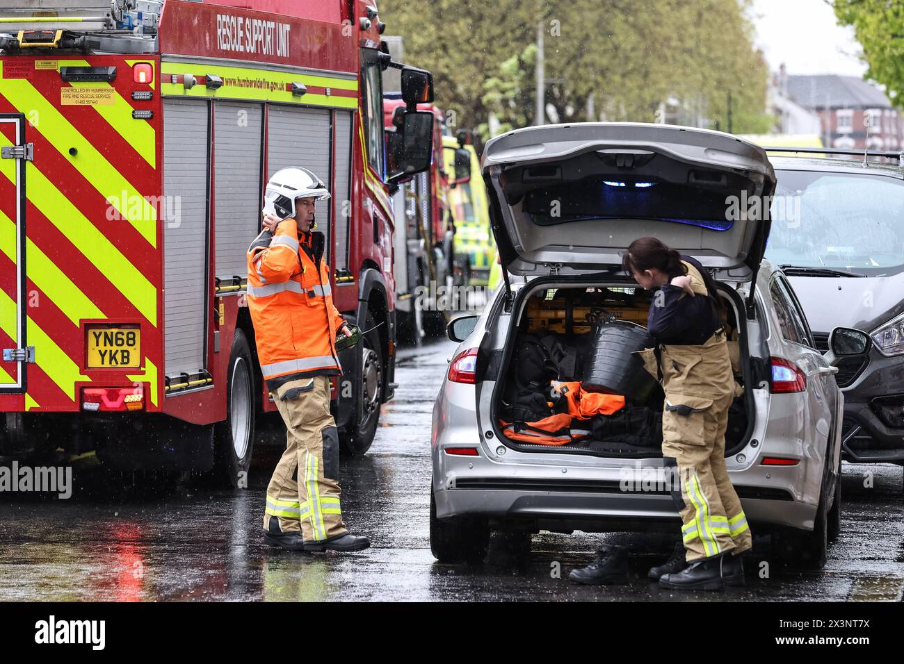 Quatre pompiers et services de secours incendie, plusieurs ambulances et plus de 20 voitures de police marquées et non marquées sont présents lors d'un incident majeur des services d'urgence sur Hessle Road, Hull, Royaume-Uni, le 28 avril 2024 (photo par Mark Cosgrove/News images) Banque D'Images