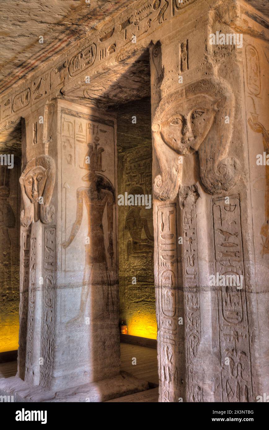 Piliers carrés, tête de la déesse Hathoror, Temple de Hathoror et Nefetari, site classé au patrimoine mondial de l'UNESCO, Abu Simbel, Égypte Banque D'Images