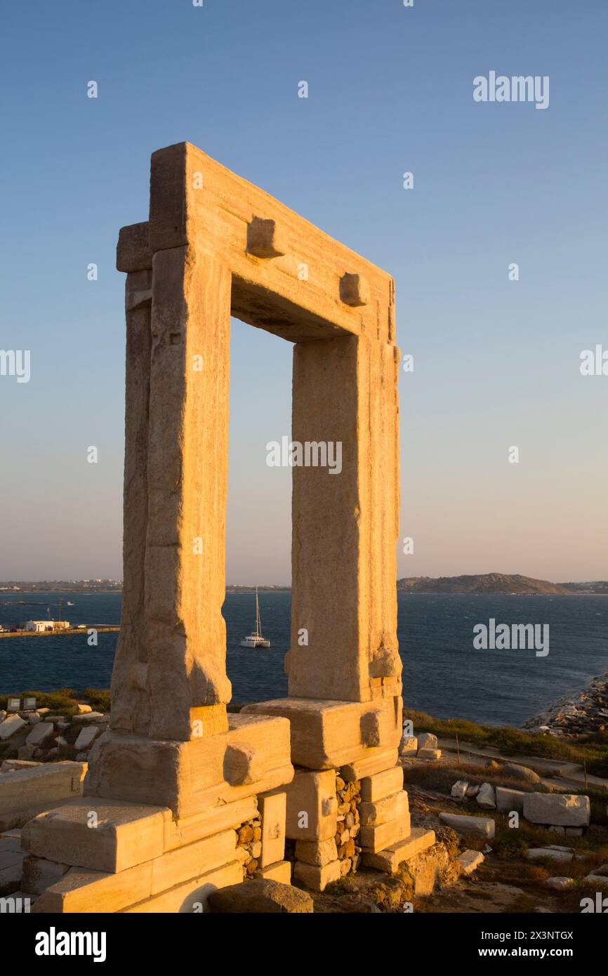 Temple d'Apollon (Portara), Hora (ou Chora), île de Naxos, Groupe des Cyclades, Grèce Banque D'Images