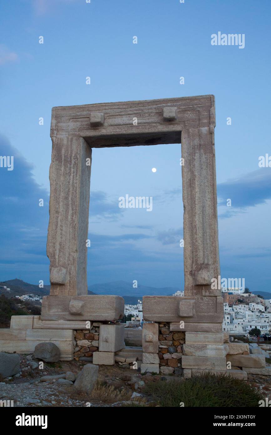Soirée, Temple d'Apollon (Portara), Hora (ou Chora), île de Naxos, Groupe des Cyclades, Grèce Banque D'Images