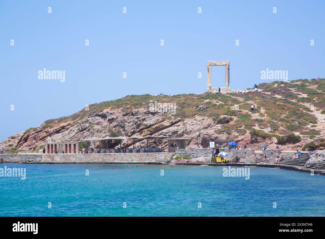 Temple d'Apollon (Portara), Hora, l'île de Naxos, Cyclades, Grèce Groupe Banque D'Images