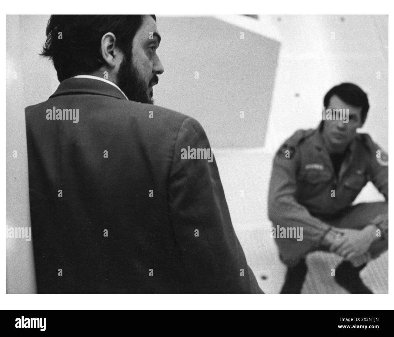 L'acteur américain GUY STOCKWELL avec le réalisateur STANLEY KUBRICK sur le tournage de 2001 : a Space Odyssey 1968 scénario ARTHUR C. CLARKE et STANLEY KUBRICK Stanley Kubrick Productions / Metro Goldwyn Mayer Banque D'Images