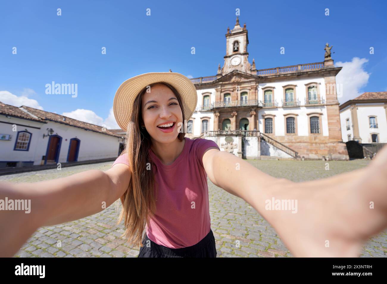 Selfie Girl à Ouro Preto, Brésil. Jeune femme touristique prenant l'autoportrait sur la place Tiradentes célèbre monument d'Ouro Preto, patrimoine mondial de l'UNESCO Banque D'Images