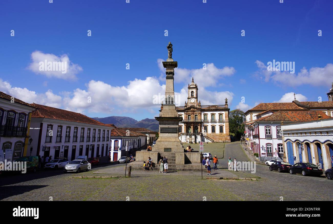 OURO PRETO, BRÉSIL - 11 AVRIL 2024 : place Tiradentes à Ouro Preto, site du patrimoine mondial de l'UNESCO à Minas Gerais, Brésil Banque D'Images