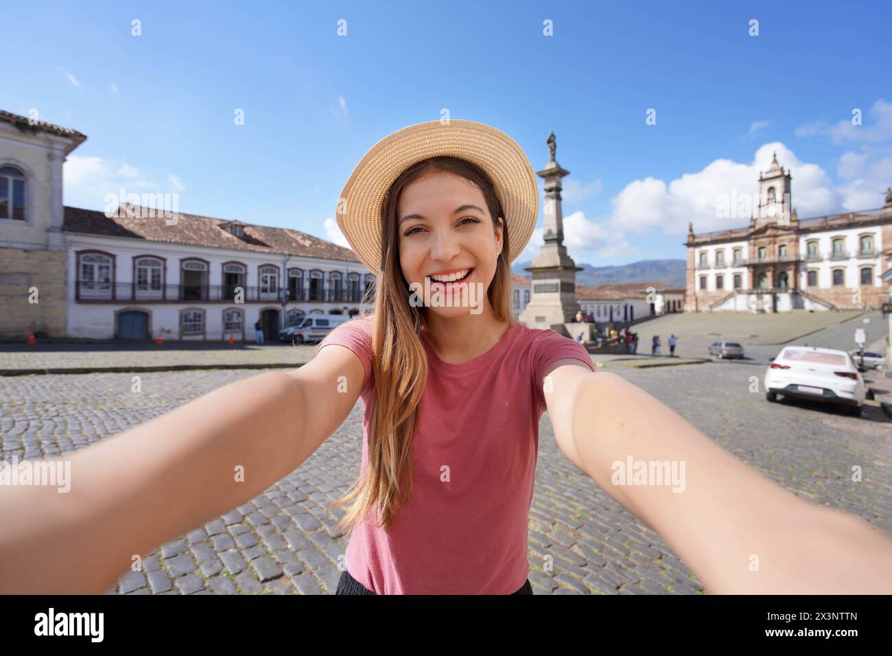 Belle fille voyageuse prend autoportrait sur la place Tiradentes célèbre monument d'Ouro Preto, site du patrimoine mondial de l'UNESCO dans l'état du Minas Gerais, Braz Banque D'Images