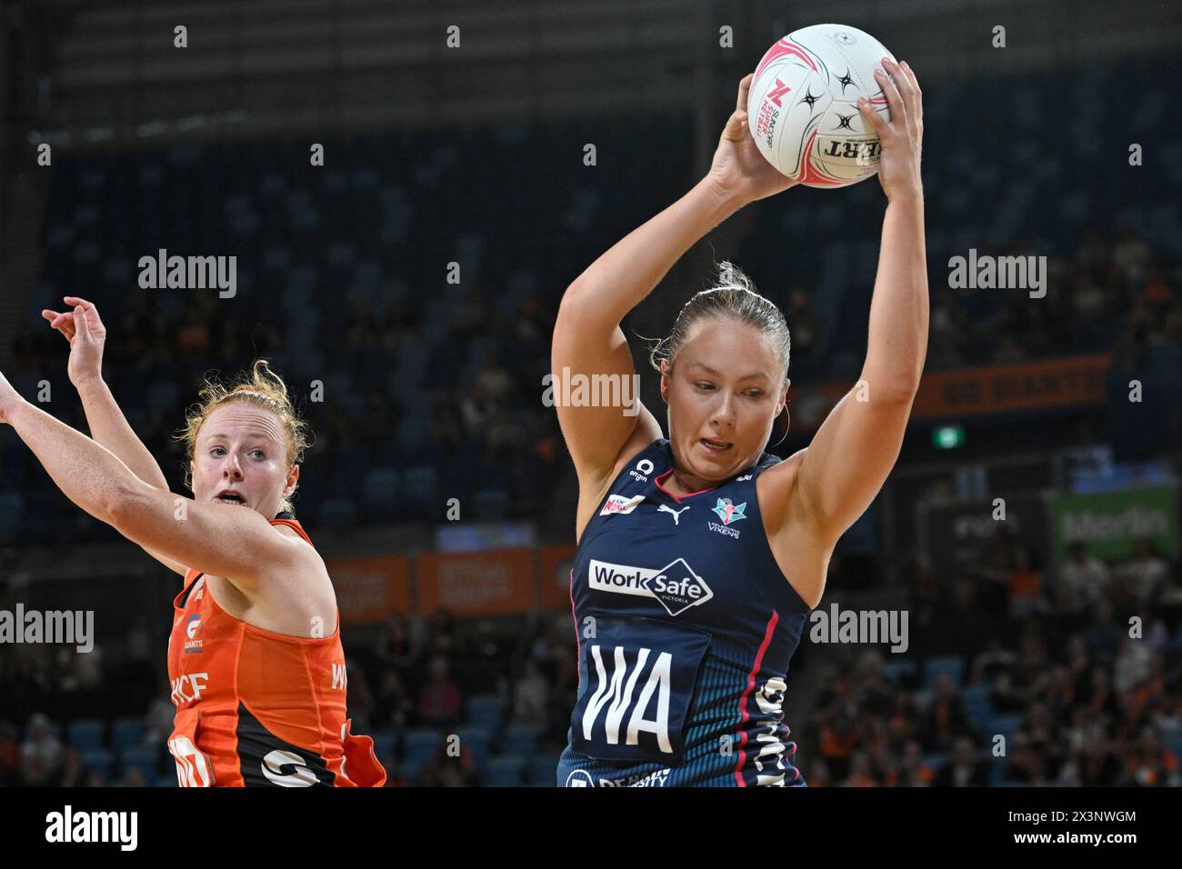 28 avril 2024 ; Ken Rosewall Arena, Sydney, NSW, Australie : Suncorp Super Netball , Giants Netball contre Melbourne Vixens ; Hannah Mundy des Melbourne Vixens attrape le ballon sous la pression de Sam Winders des Giants Banque D'Images