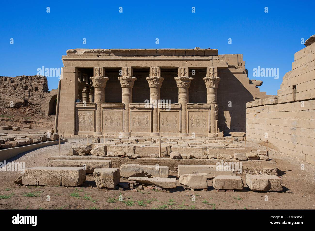 Façade de la maison de naissance romaine (mammisi) avec bas-reliefs de l'empereur romain Trajan au complexe du temple de Dendera en haute-Égypte Banque D'Images