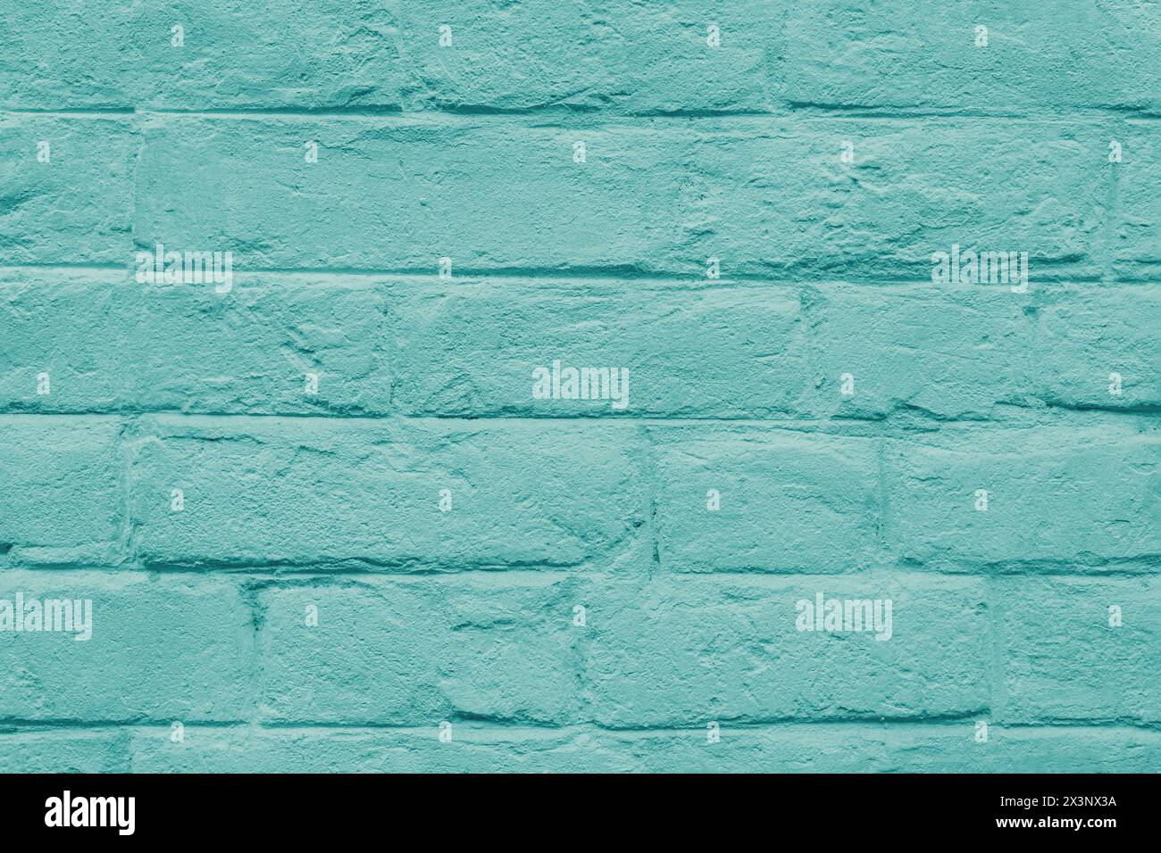 Maçonnerie abîmée, texture vieillie. Vieux stuc coloré turquoise fond de mur de briques peintes, blocs rouillés grungy de briques de gros plan. Mur Banque D'Images