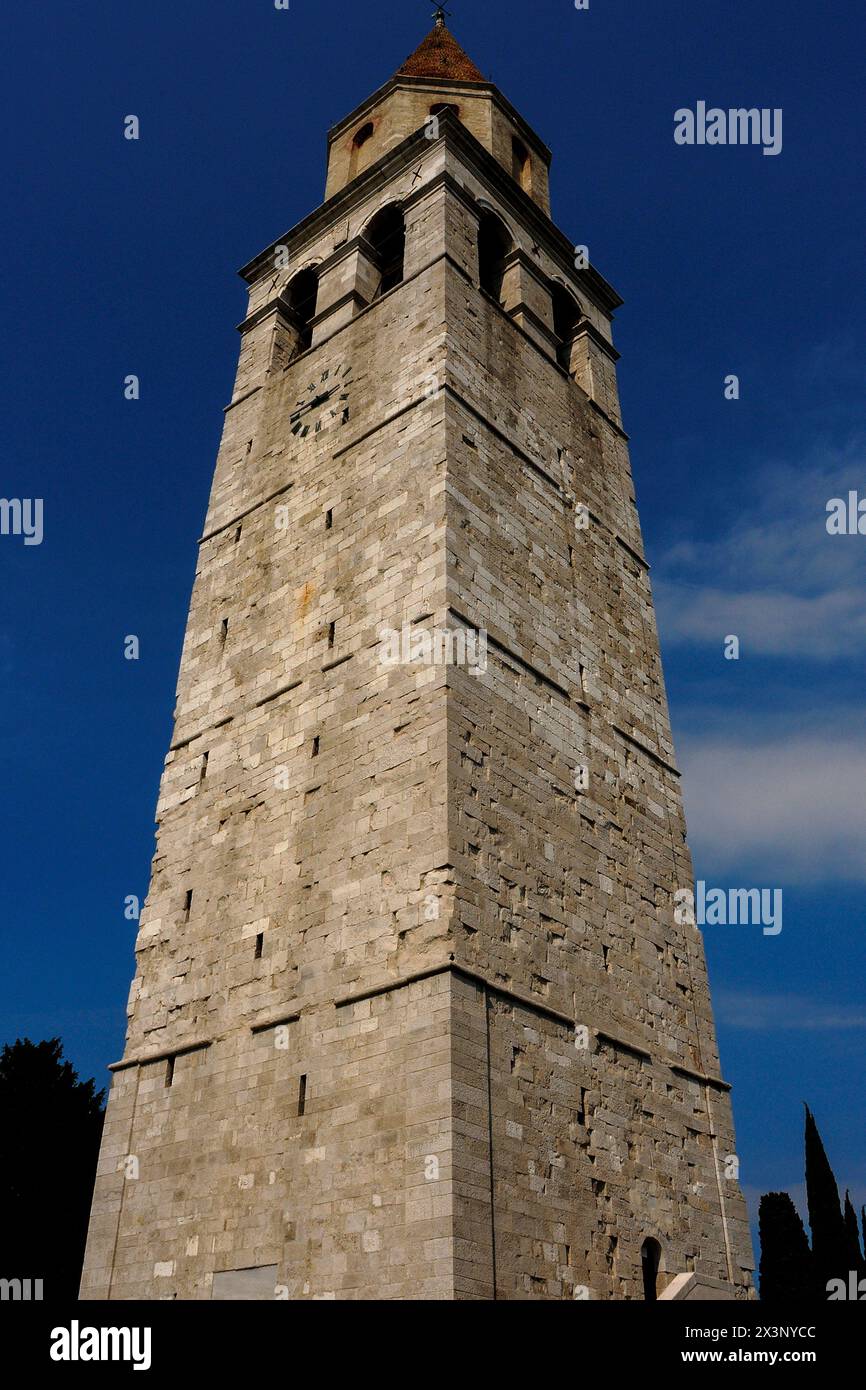 Clocher roman de la basilique Santa Maria Assunta in Aquileia, province d'Udine, Frioul-Vénétie Julienne, Italie. La tour a été ajoutée à la basilique en 1031 et achevée dans les années 1200 Le sommet de la tour a été remodelé dans les années 1460 Banque D'Images