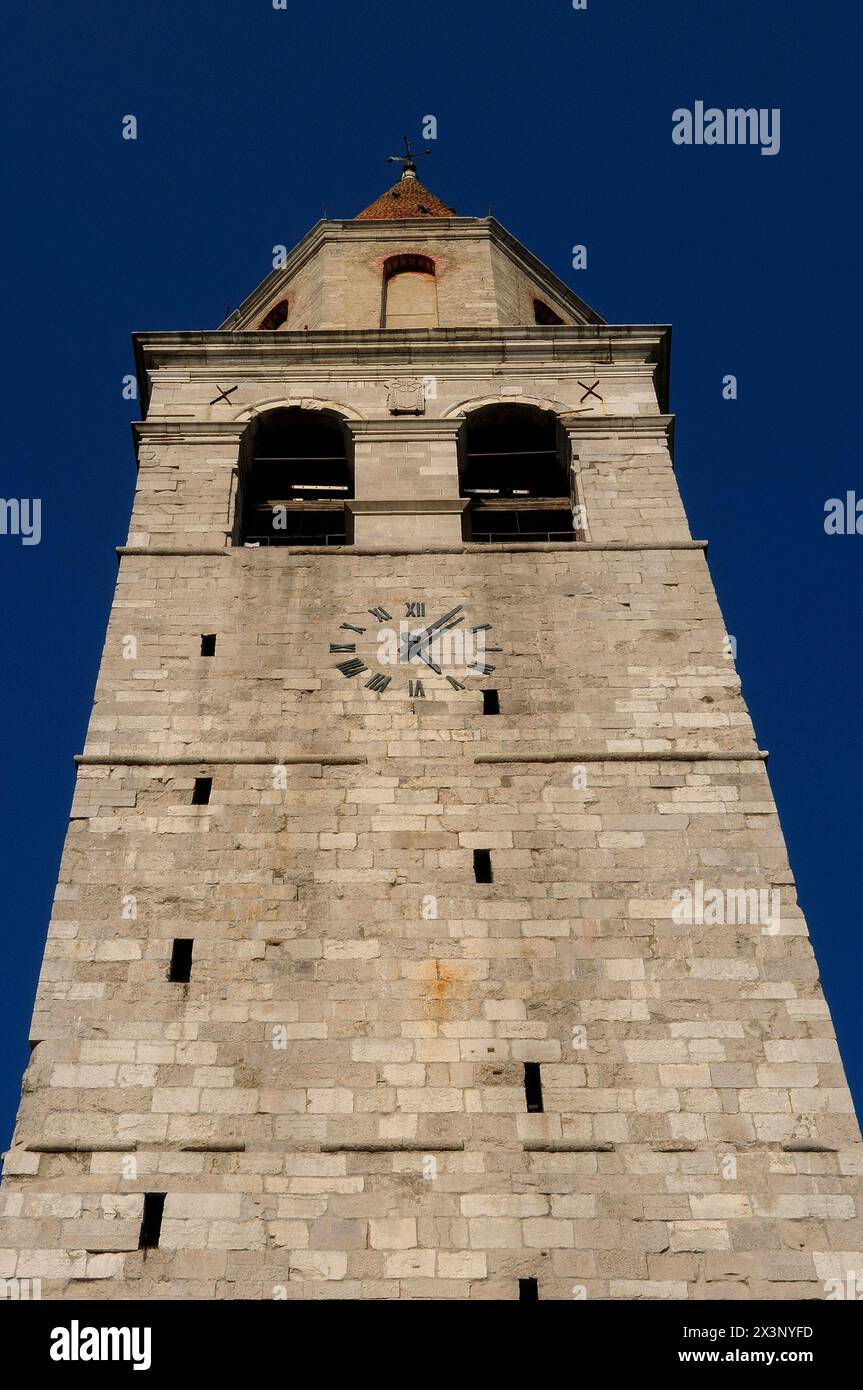 campanile roman de la Basilique de Santa Maria Assunta in Aquileia, province d'Udine, Friuli Venezia Giulia, Italie. Le campanile a été ajouté à la basilique en 1031 et achevé dans les années 1200 Le haut du campanile a été remodelé dans les années 1460 Banque D'Images