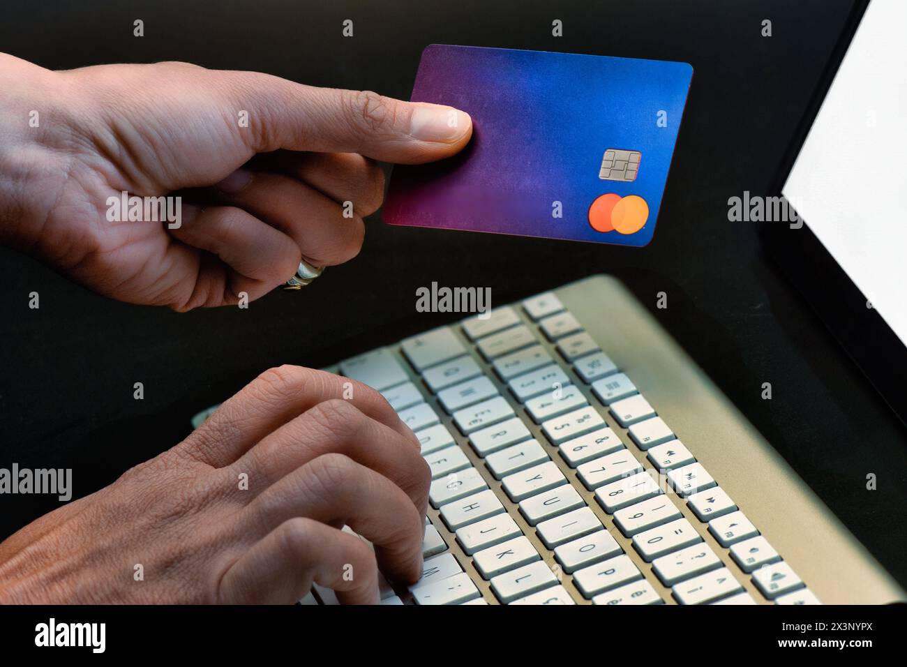 San Pellegrino terme, Italie - 26 avril 2024 : saisie de données dans l'ordinateur de carte bancaire Revolut Banque D'Images