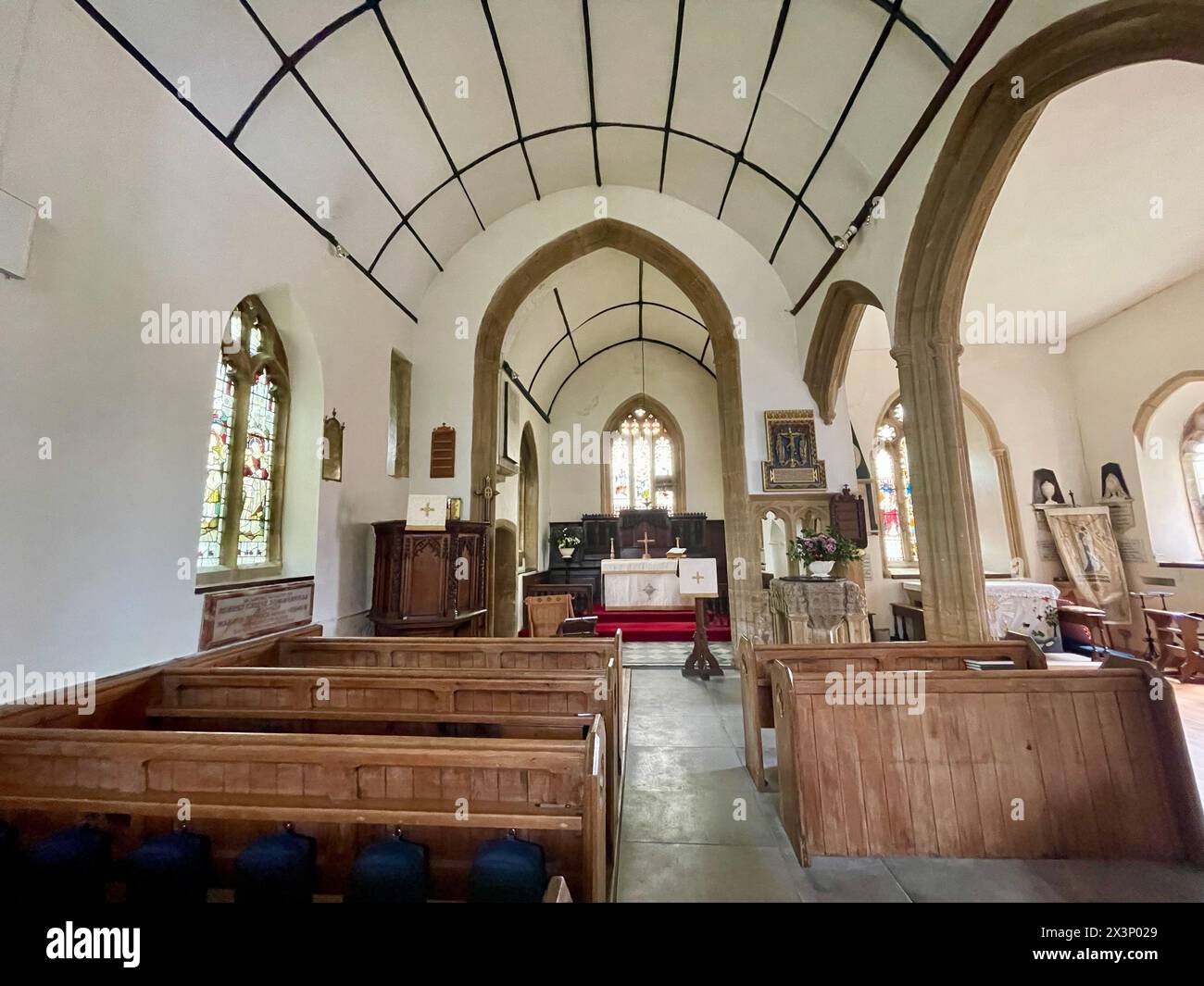 église du village de ruishton dans le somerset angleterre royaume-uni avec vitraux bancs d'autel mémoriaux Banque D'Images