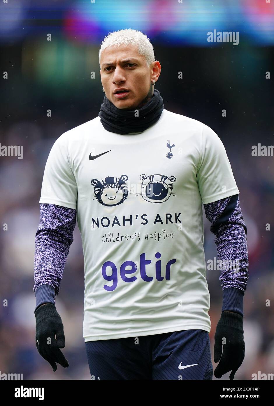 Richarlison de Tottenham Hotspur portant un t-shirt Noah's Ark Children's Hospice dans l'échauffement avant le match de premier League au Tottenham Hotspur Stadium, à Londres. Date de la photo : dimanche 28 avril 2024. Banque D'Images