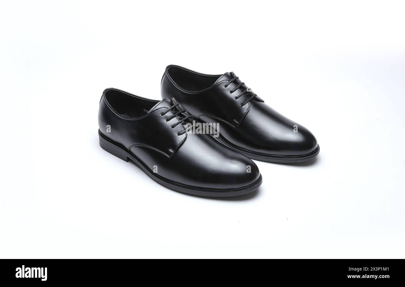 chaussures formelles en cuir noir isolées sur fond blanc Banque D'Images