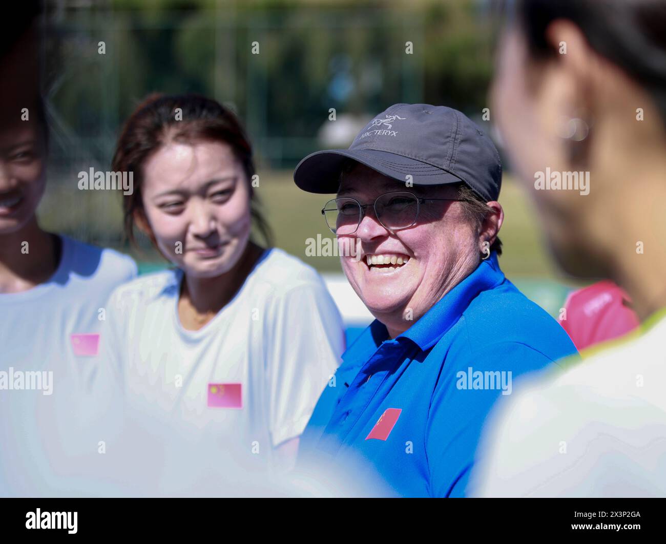 Perth, Australie. 26 avril 2024. Alyson Annan, entraîneur-chef de l'équipe chinoise de hockey féminin, communique avec les joueuses lors d'une séance d'entraînement à Perth, en Australie, le 26 avril 2024. POUR ALLER AVEC 'Roundup : l'équipe chinoise de hockey féminin en quête de médaille aux Jeux Olympiques de Paris' crédit : ma Ping/Xinhua/Alamy Live News Banque D'Images