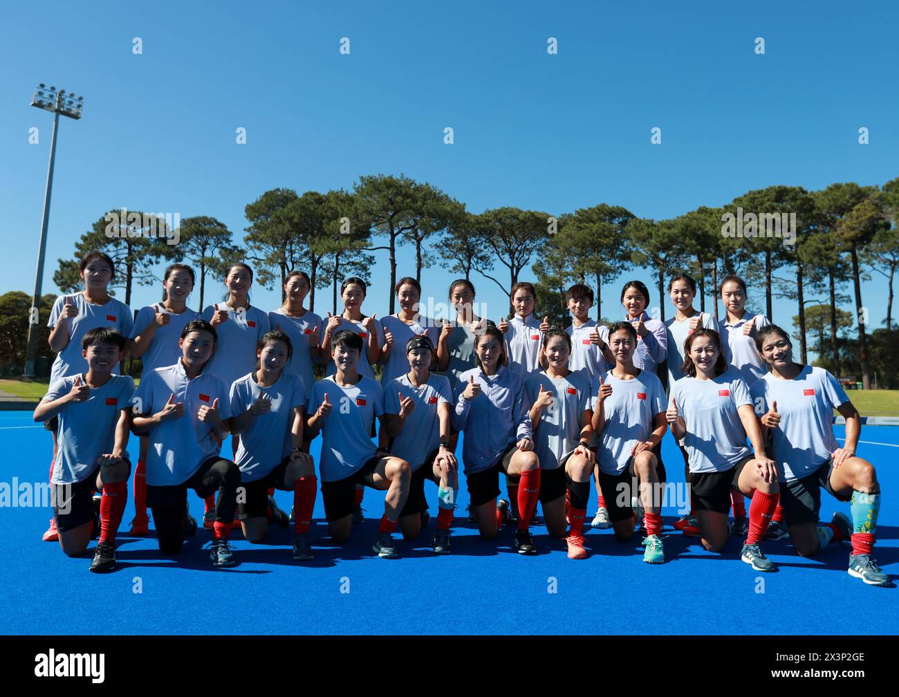 Perth, Australie. 26 avril 2024. L'équipe chinoise féminine de hockey pose pour une photo de groupe lors d'une séance d'entraînement à Perth, en Australie, le 26 avril 2024. POUR ALLER AVEC 'Roundup : l'équipe chinoise de hockey féminin en quête de médaille aux Jeux Olympiques de Paris' crédit : ma Ping/Xinhua/Alamy Live News Banque D'Images