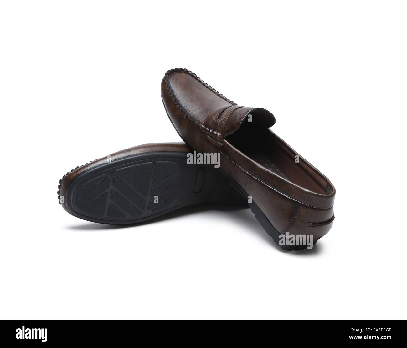 chaussures de mocassins brun foncé isolées sur fond blanc Banque D'Images