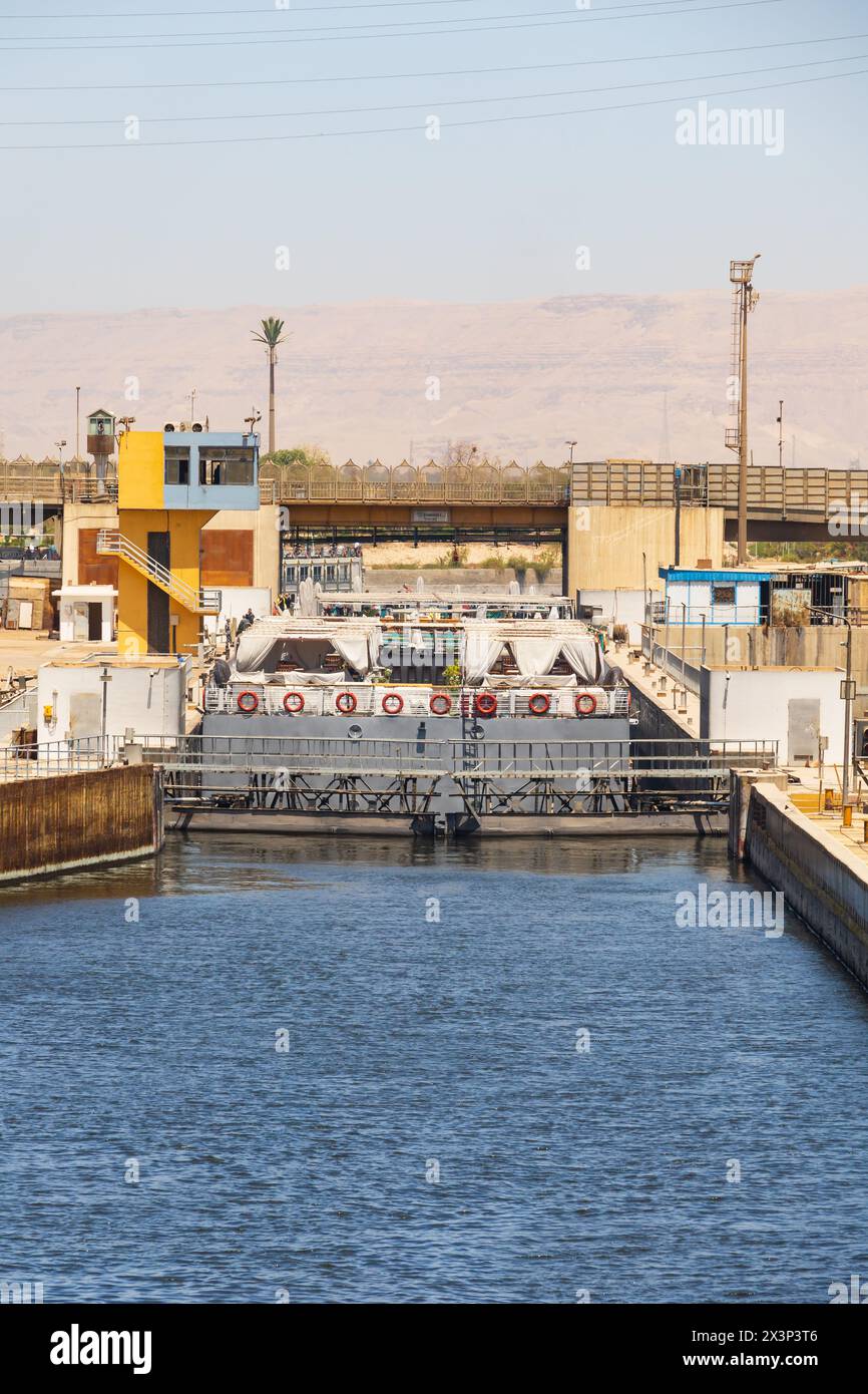 Bateau de croisière du Nil dans le nouveau pont, pont d'électricité, écluse à Esna sur le fleuve Nil.Egypt Banque D'Images
