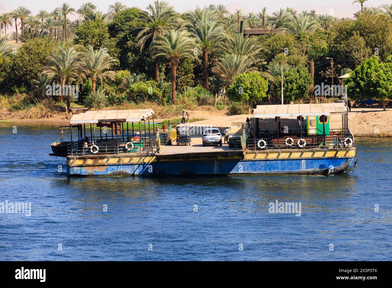 Car ferry à travers le Nil près d'Esna, Egypte Banque D'Images