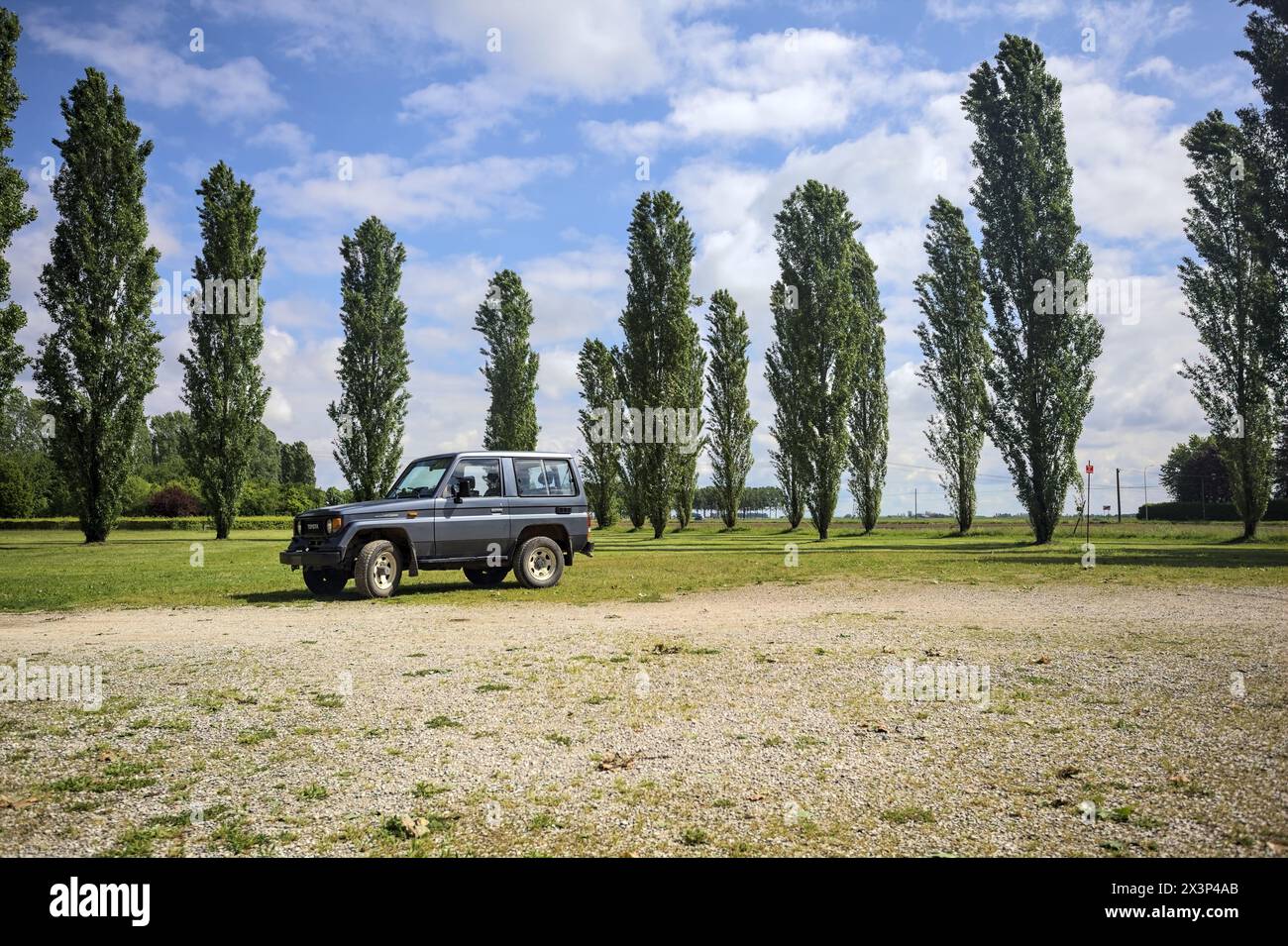 Mantova, Italie - avril 2024 - Toyota Land Cruiser stationné sur une place de gravier dans un parc Banque D'Images