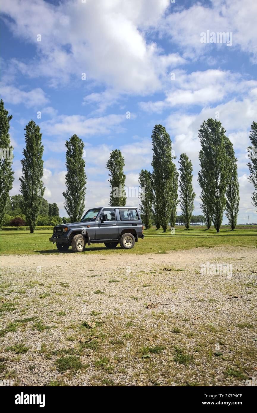 Mantova, Italie - avril 2024 - Toyota Land Cruiser stationné sur une place de gravier dans un parc Banque D'Images
