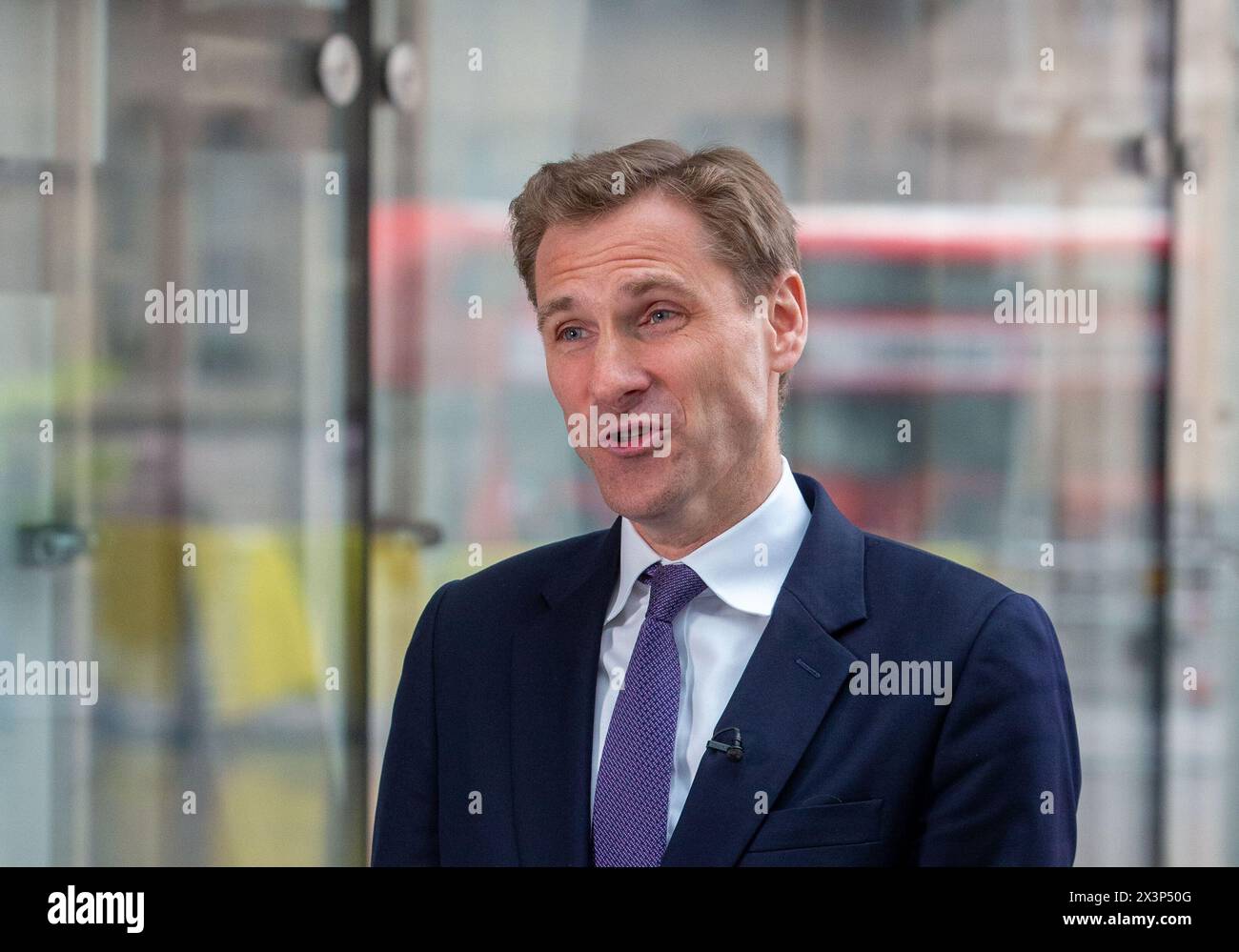 Londres, Royaume-Uni. Avril 28 2024. Le ministre de la police Chris Philp est vu devant la BBC après être apparu dimanche avec Laura Kuenssberg show..Credit : Tayfun Salci / Alamy Live News Banque D'Images