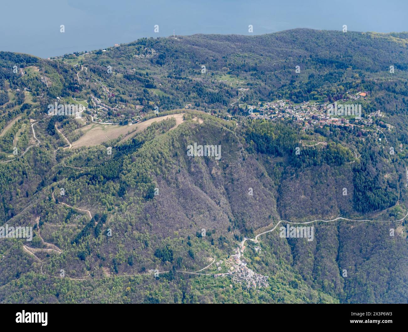 Paysage aérien, à partir d'un planeur, avec les villages de Premeno, Pollino et Esio sur la rive du lac majeur, tourné de l'ouest dans une lumière nuageuse brillante, Pie Banque D'Images