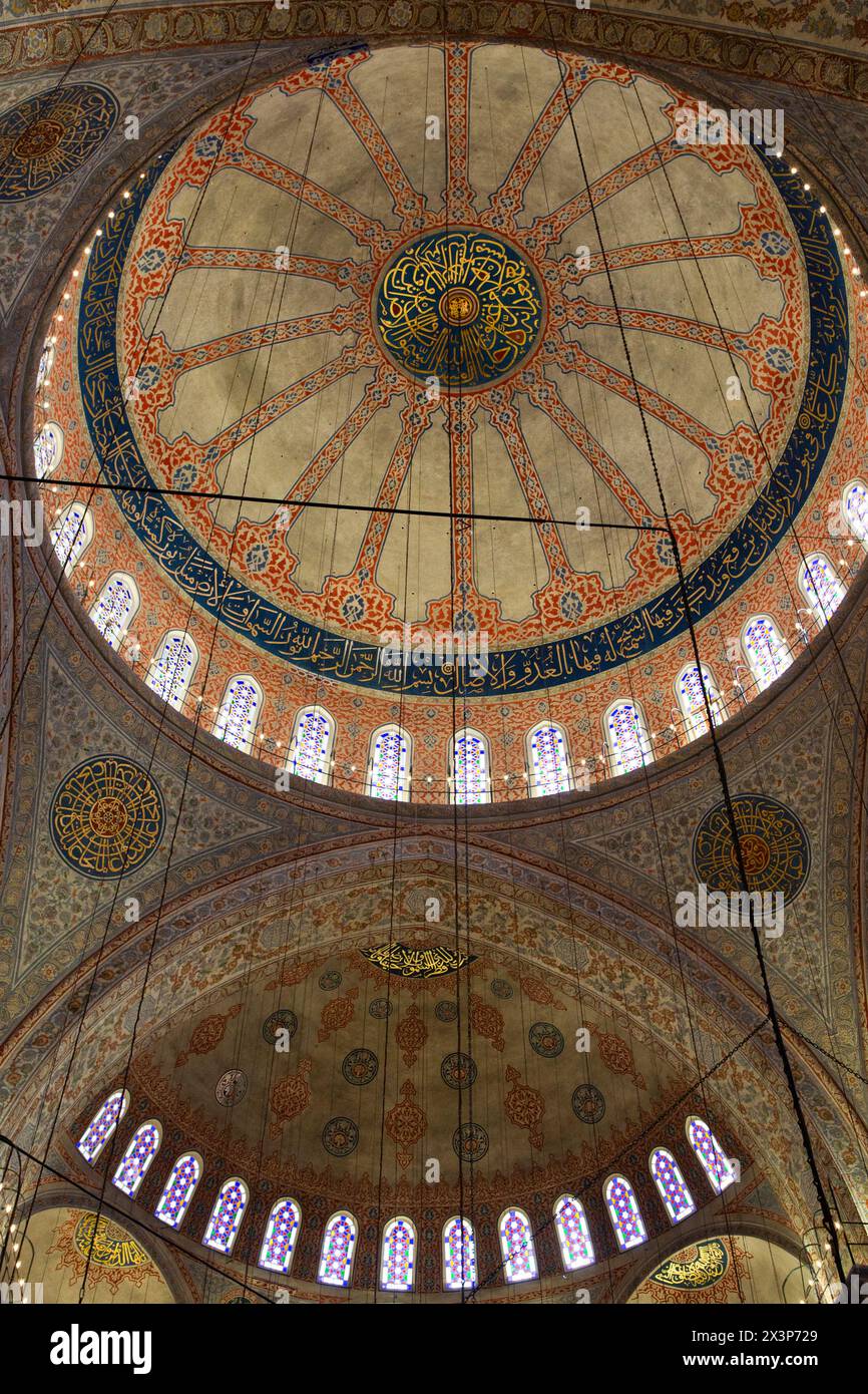 Plafond, intérieur, Mosquée bleue (également appelée Mosquée du Sultan Ahmed), 1609, site du patrimoine mondial de l'UNESCO, Sultanahmet, Istanbul, Turquie Banque D'Images