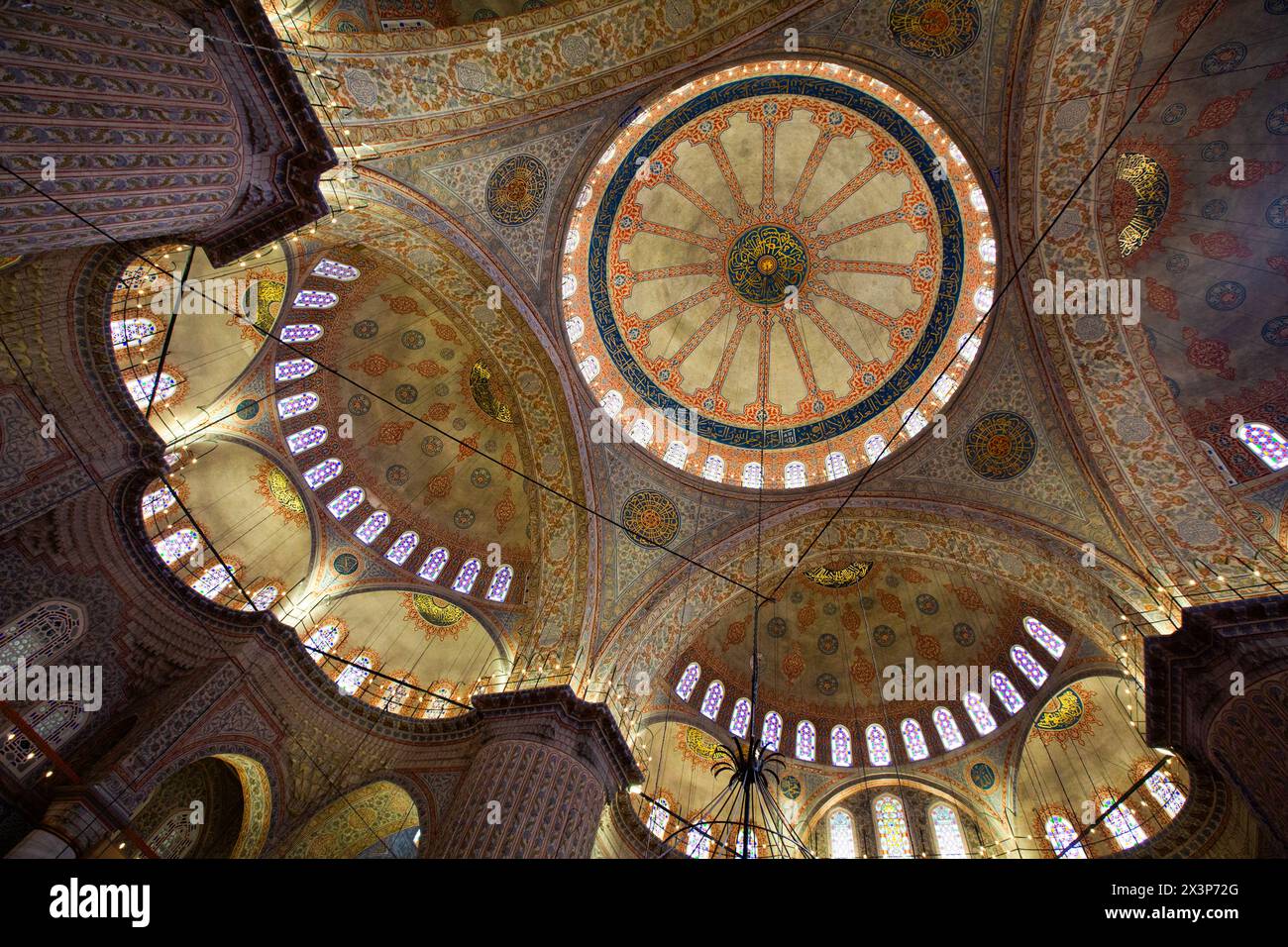 Plafond et murs, intérieur, Mosquée bleue (également appelée Mosquée du Sultan Ahmed), 1609, site du patrimoine mondial de l'UNESCO, Sultanahmet, Istanbul, Turquie Banque D'Images