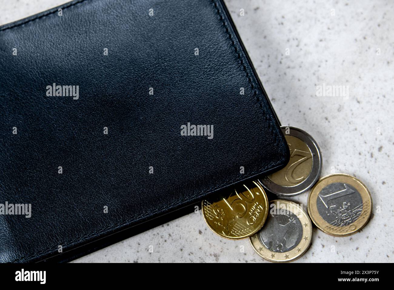 Partmone noir avec de l'argent européen. Pièces de monnaie dans le portefeuille en cuir pour le concept de commerce. Banque D'Images