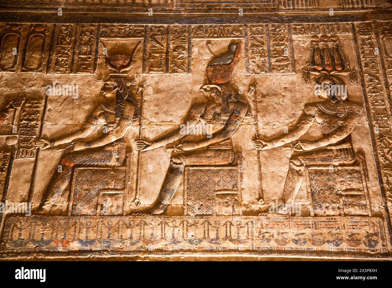 Hathor (à gauche), Horus (au milieu), Pharaon (à droite), reliefs, Sanctuaire, temple de Dendera de Hathor, site du patrimoine mondial de l'UNESCO (liste provisoire), Quena, Égypte Banque D'Images