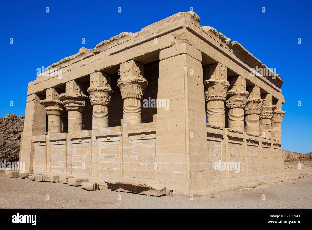 Façade de la maison de naissance romaine (mammisi) avec bas-reliefs de l'empereur romain Trajan au complexe du temple de Dendera en haute-Égypte Banque D'Images