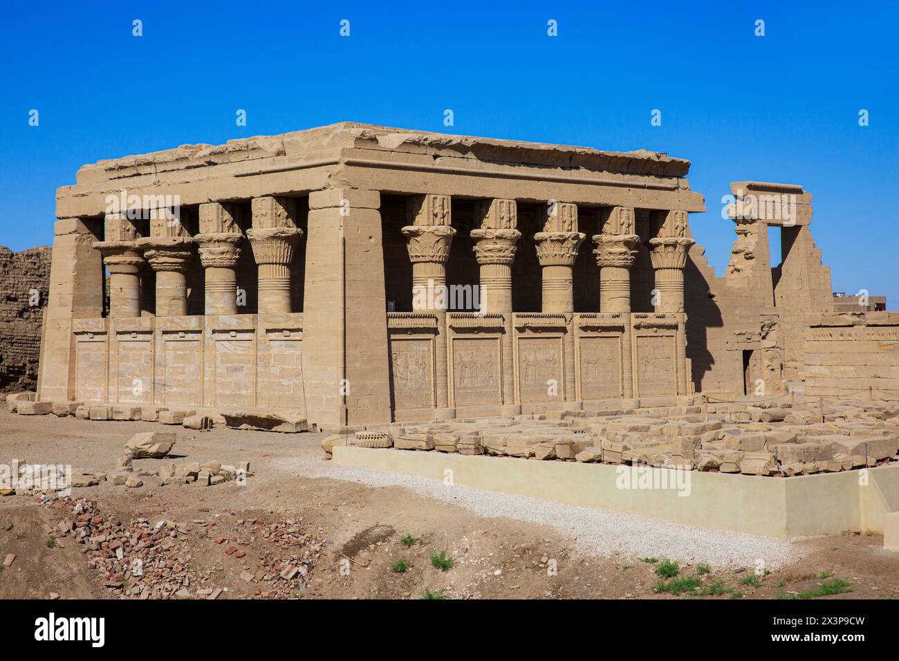 Façade de la maison de naissance romaine (mammisi) avec bas-reliefs de l'empereur romain Trajan au complexe du temple de Dendera en haute-Égypte Banque D'Images