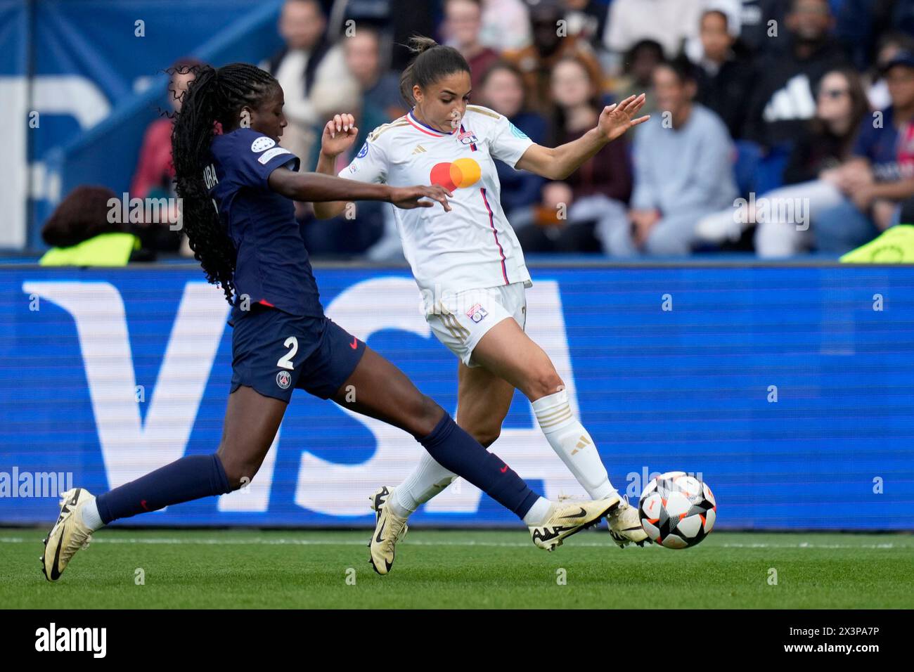 PSG's Thiniba Samoura vies for the ball with Lyon's Delphine Cascarino, right, during the women's Champions League semifinal, second leg, soccer match between Paris Saint-Germain and Olympique Lyonnais at Parc des Princes, in Paris, Sunday, April 28, 2024. (AP Photo/Thibault Camus) Banque D'Images