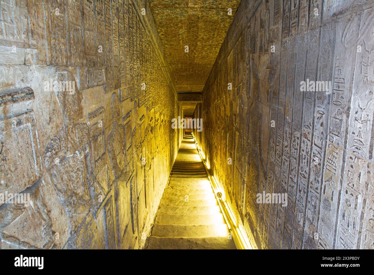 Couloir étroit avec des reliefs descendant du toit du temple de Hathor au complexe du temple de Dendera à Qena, en Égypte Banque D'Images