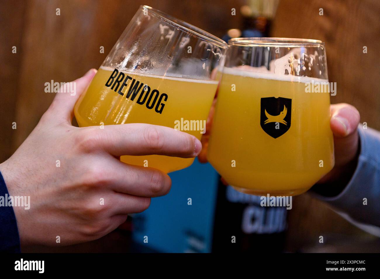 Deux verres de bière BrewDog levés en toast au bar BrewDog de l'aéroport d'Édimbourg, Édimbourg, Écosse, Royaume-Uni Banque D'Images