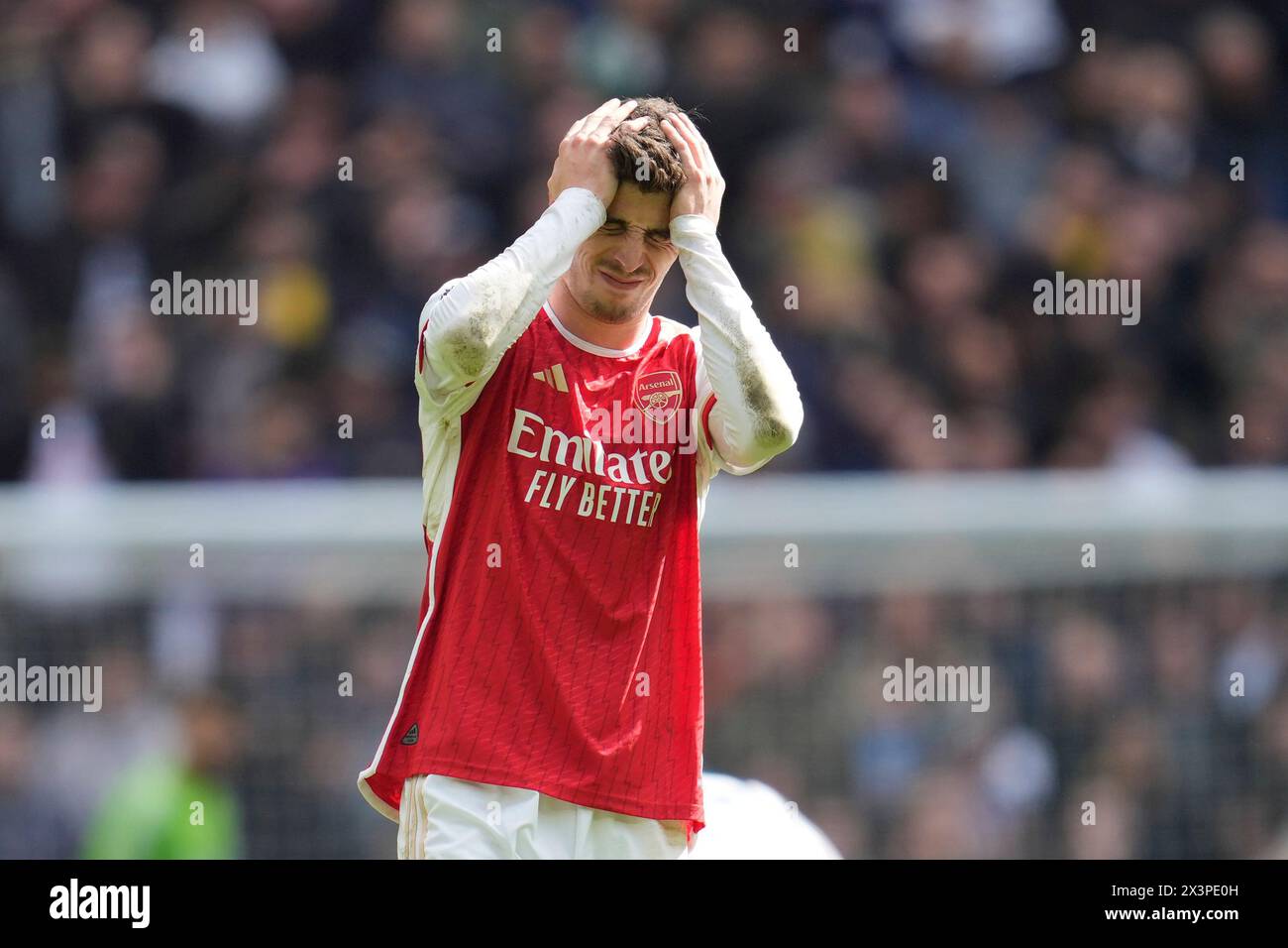 Arsenal's Kai Havertz reacts after missing an opportunity during the English Premier League soccer match between Tottenham Hotspur and Arsenal at the Tottenham Hotspur Stadium in London, England, Sunday, April 28, 2024. (AP Photo/Kin Cheung) Banque D'Images