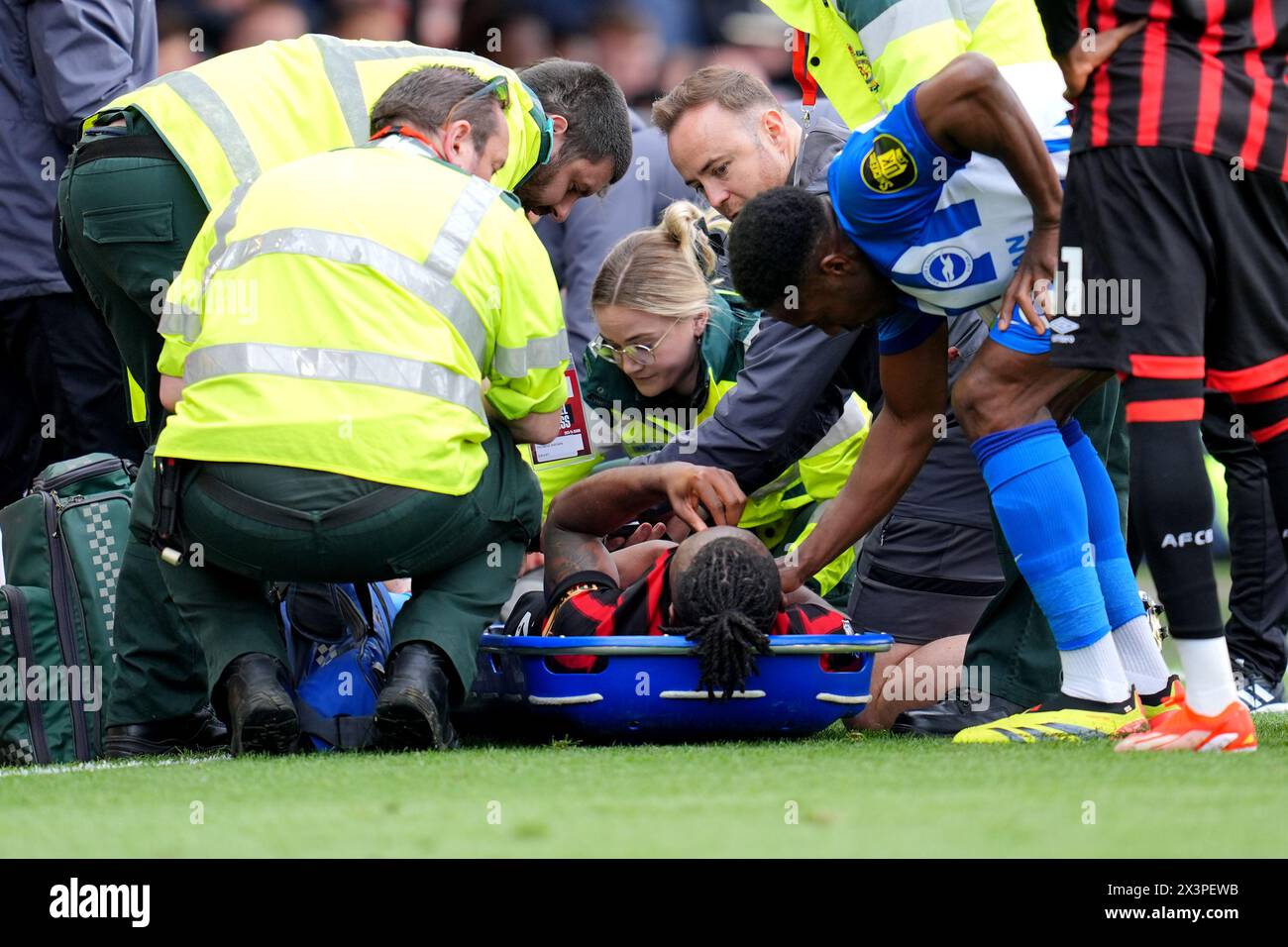 Antoine Semenyo de Bournemouth est mis sur une civière et emporté hors du terrain à la suite d'une blessure lors du match de premier League au Vitality Stadium de Bournemouth. Date de la photo : dimanche 28 avril 2024. Banque D'Images