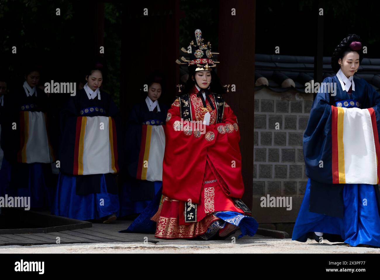 Séoul, Corée du Sud. 28 avril 2024. Une actrice sud-coréenne habillée en reine (C) de la dynastie Joseon effectue un événement royal appelé Myohyeonrye au sanctuaire Jongmyo à Séoul, en Corée du Sud, le 28 avril 2024. Crédit : Jun Hyosang/Xinhua/Alamy Live News Banque D'Images