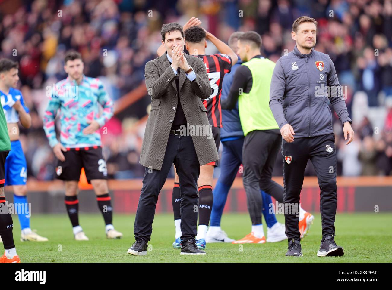 Le manager de Bournemouth, Andoni Iraola (au centre), applaudit les supporters après le coup de sifflet final du match de premier League au Vitality Stadium de Bournemouth. Date de la photo : dimanche 28 avril 2024. Banque D'Images