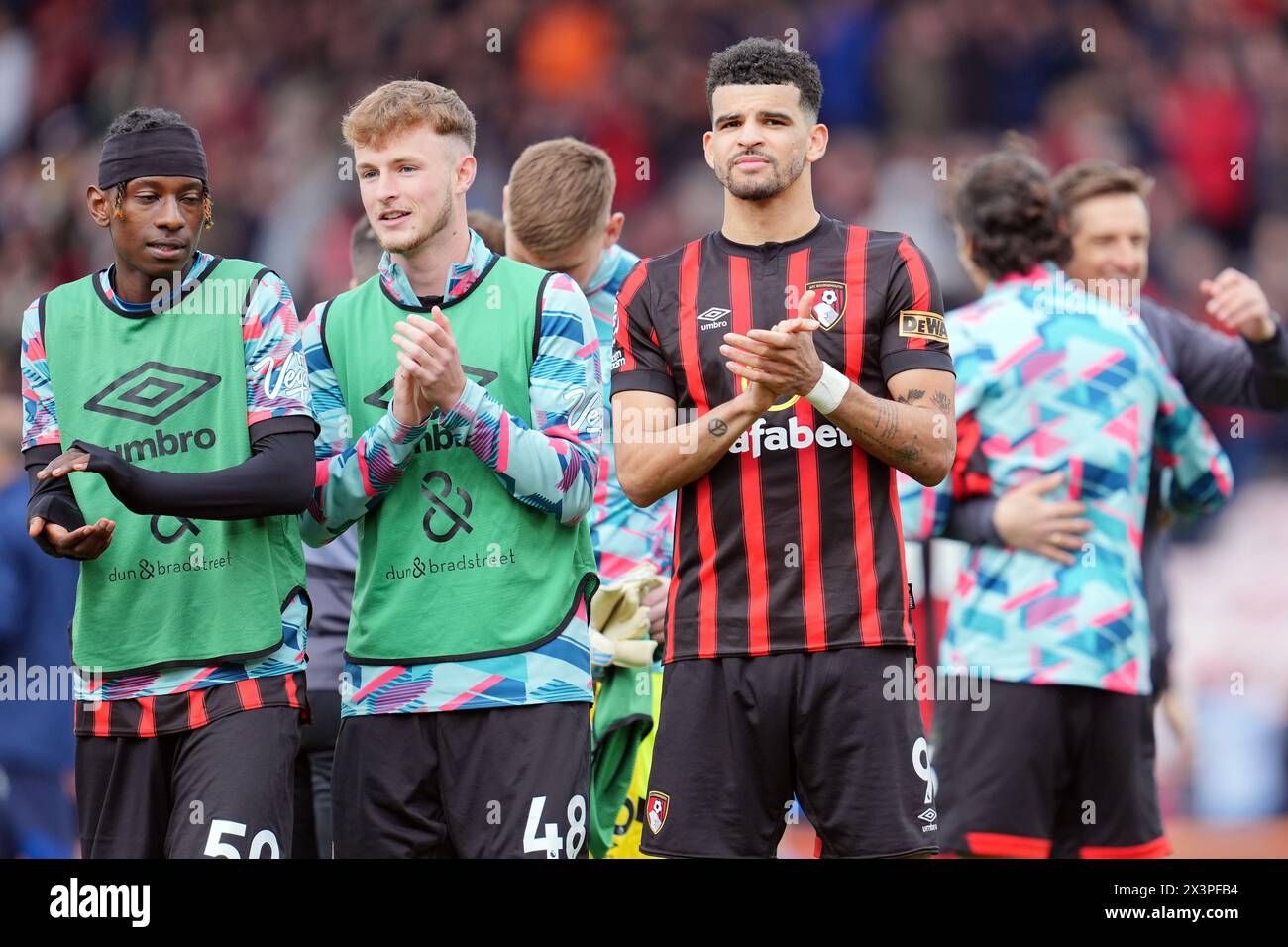 Dominic Solanke de Bournemouth (à droite) et ses coéquipiers applaudissent les supporters après le coup de sifflet final du match de premier League au Vitality Stadium de Bournemouth. Date de la photo : dimanche 28 avril 2024. Banque D'Images