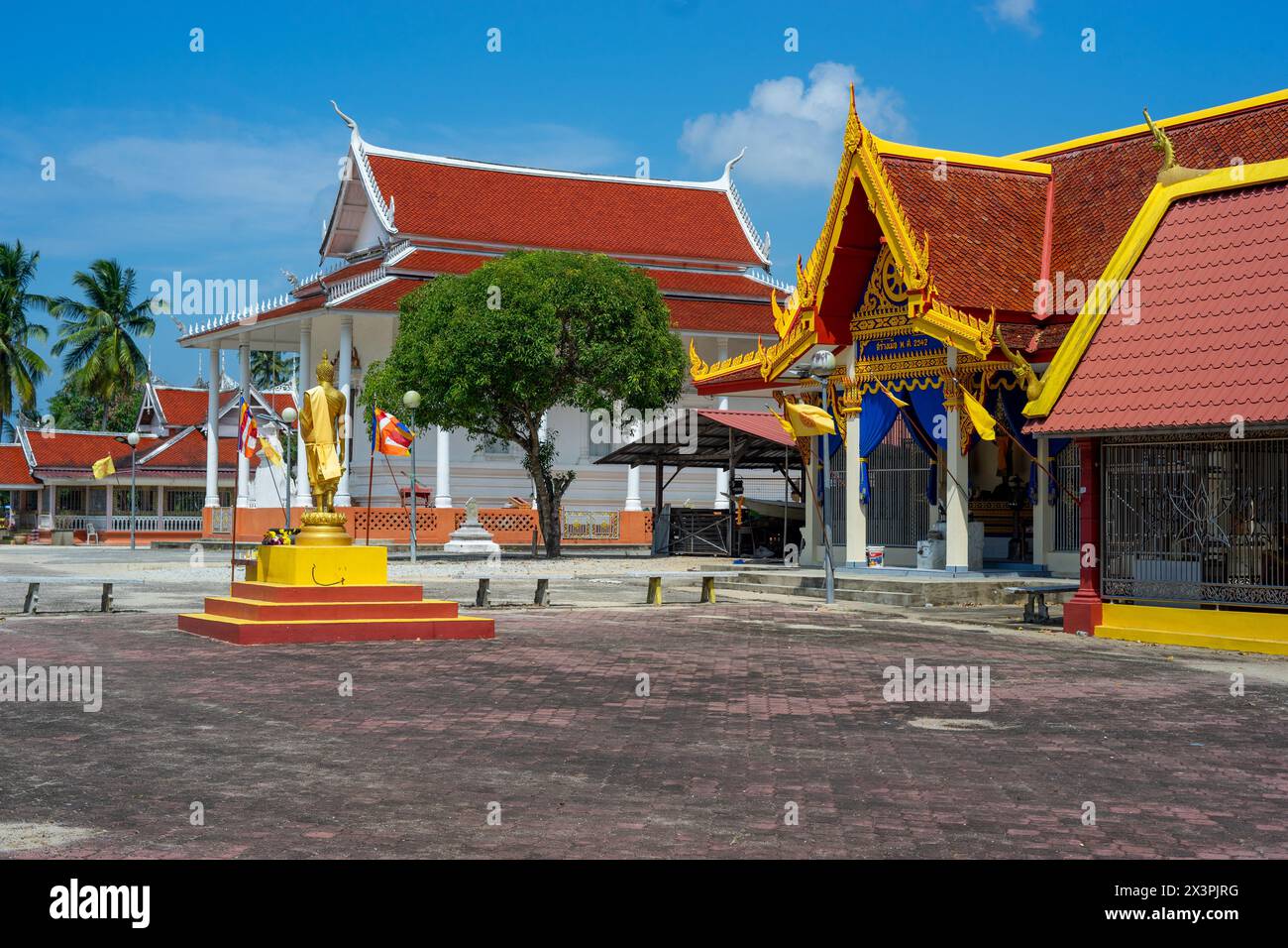 Wat Pikulthong est un temple thaïlandais situé dans la ville de Tumpat dans l'État malaisien de Kelantan. Seuls quelques touristes visitent ce site. Banque D'Images